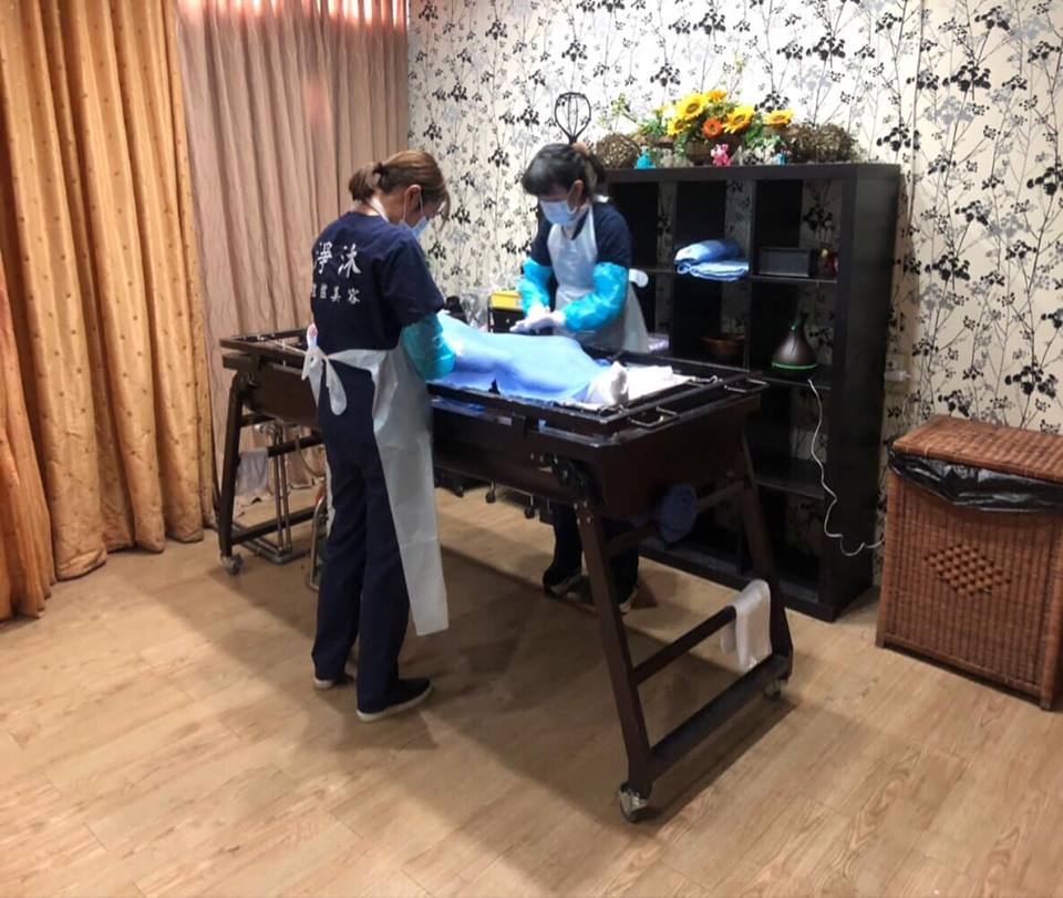Cross-Boundary Thinking / Unwilling to Leave Bodies Exposed on Iron Trays in a Row — Former Cosmetics Counter Assistant Becomes a Ritual Body Beautician, Applying the Final Makeup for the Deceased
