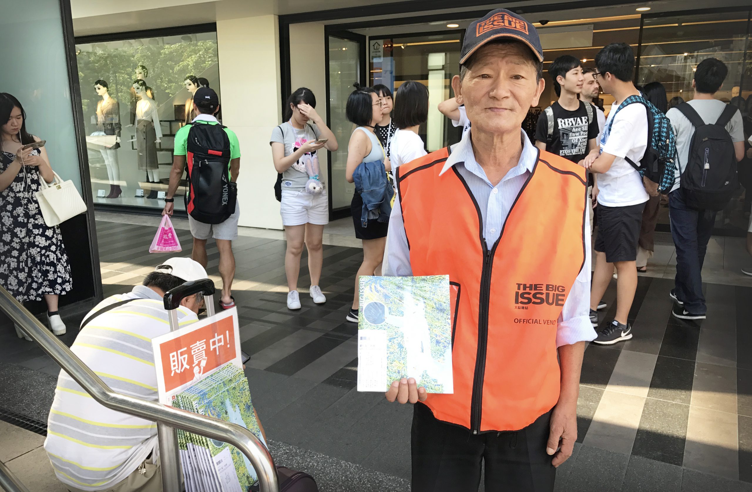 Continues to sell magazines after dialysis... Uncle Jincun selling The Big Issue: "I have no great ambitions—just want to get by!"