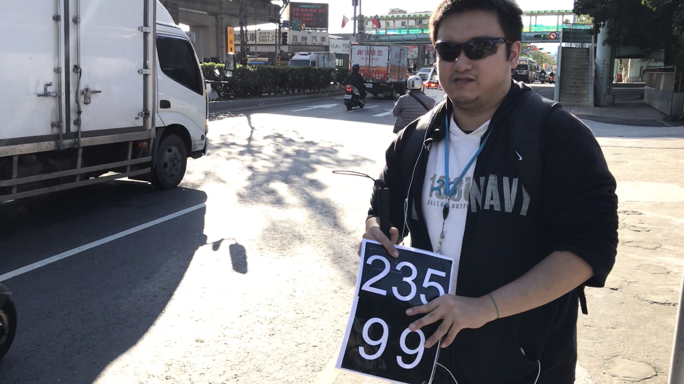 Just Want to Get to the Next Stop... Visually Impaired Friend Nike Holds Up Bus Numbers, Waits Helplessly for 1 Hour as No Buses Will Pick Him Up
